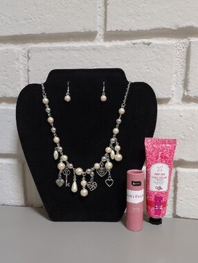 BUYERS GIVAWAY! 🎁 Pearl Charm Necklace/Earrings Set Beauty Bundle!😍